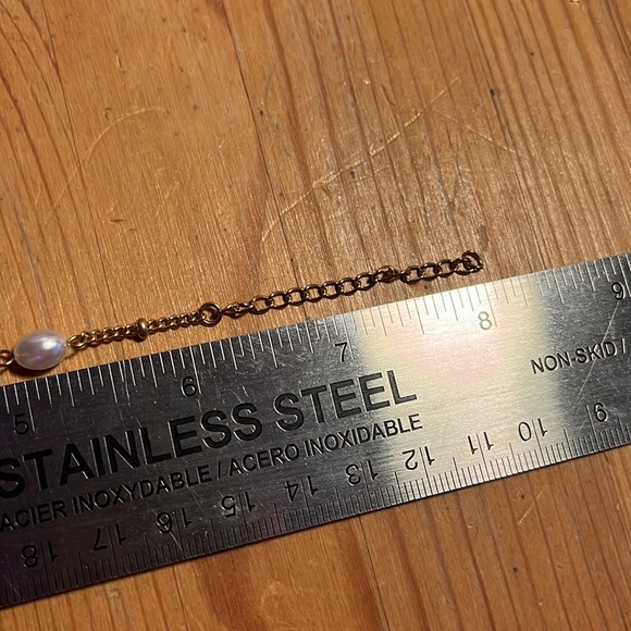 Delicate gold tone and faux pearl bracelet - Picture 3 of 3